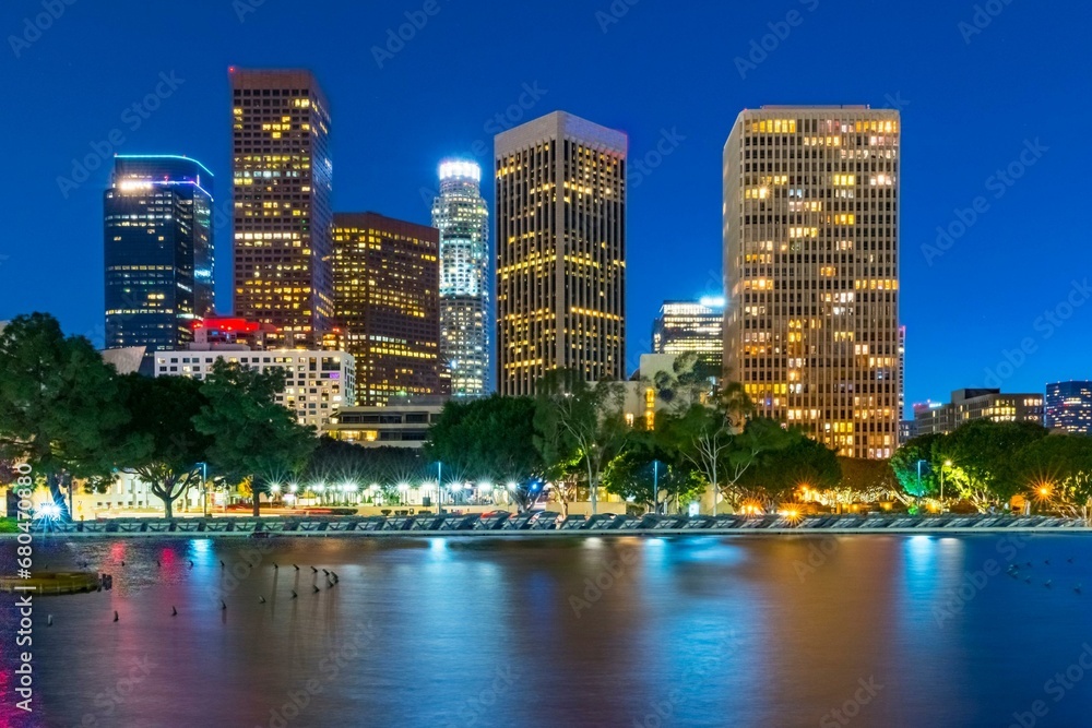 Fototapeta premium 4K Image: Los Angeles Night Skyline Illuminated by City Lights - Urban Metropolis at Night