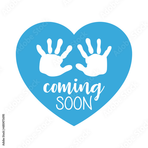 Anuncio de llegada de bebé niño. Palmas de niño. Letras mensaje Coming soon en texto manuscrito con silueta de huella de manos en corazón color azul para su uso en invitaciones y tarjetas