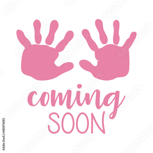 Anuncio de llegada de bebé niña. Palmas de niña. Letras mensaje Coming soon en texto manuscrito con silueta de huella de manos color rosa para su uso en invitaciones y tarjetas