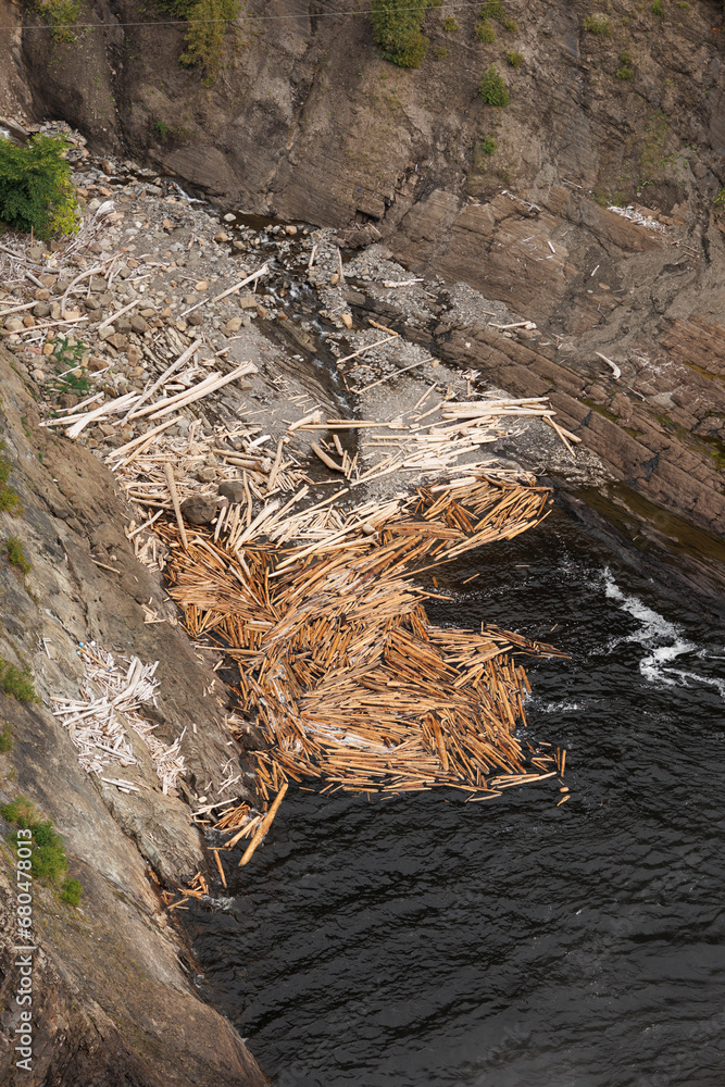 Obraz premium Amas de bois au pied de la chute Montmorency, Canada