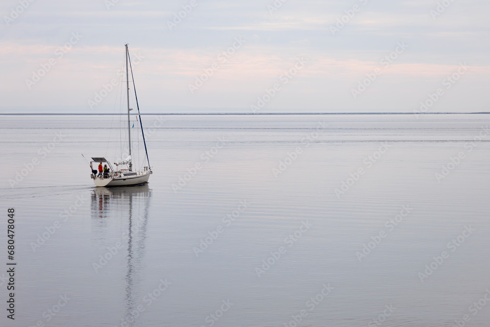 Un voilier de plaisance navigue sur le fleuve Saint-Laurent à Tadoussac, Canada