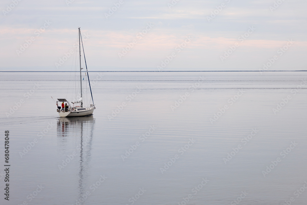 Un voilier de plaisance navigue sur le fleuve Saint-Laurent à Tadoussac, Canada Un voilier de plaisance navigue sur le fleuve Saint-Laurent à Tadoussac, Canada
