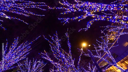 クリスマス　イルミネーションを見上げて歩く　横浜