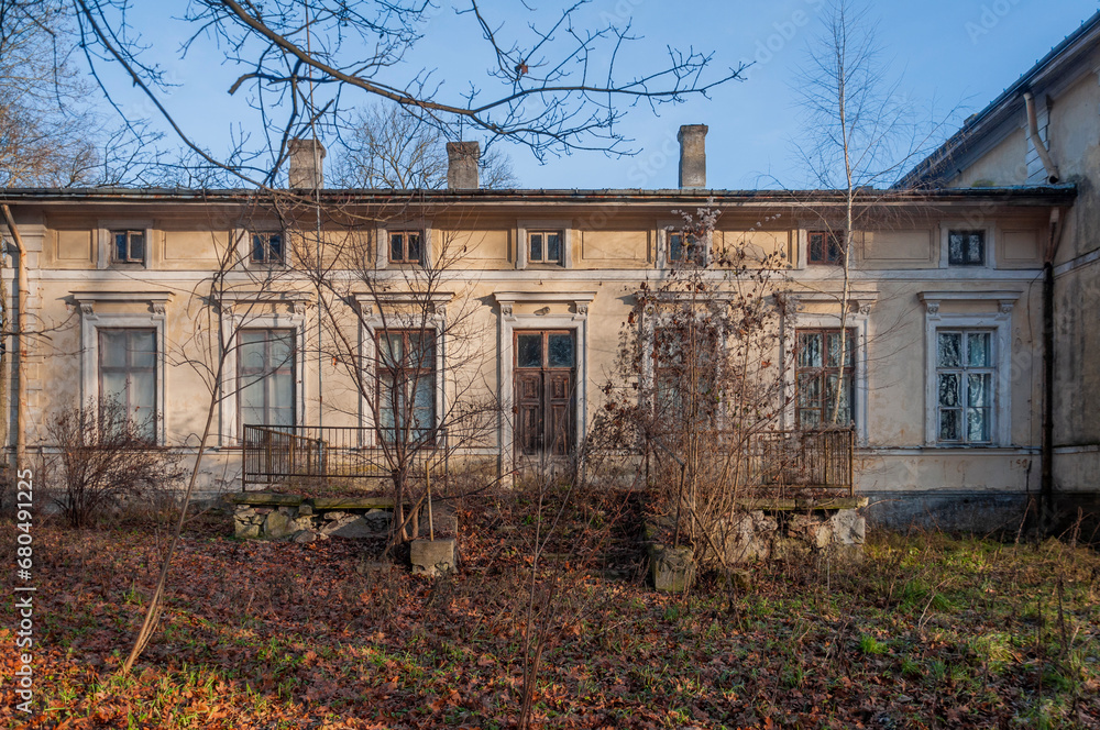 Whispers of Grandeur: Exploring the Abandoned Beauty of Seroczyn Palace – A Cinematic Journey Through Time and Forgotten Splendor