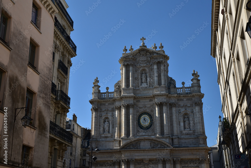 Façade baroque de Saint-Paul-Saint-Louis à Paris. France	