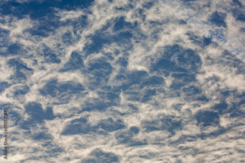 Dünne, aufgelockerte und zerfaserte Wolkenschicht am Himmel