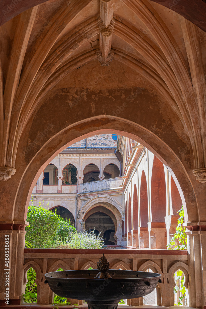 Una fuente dentro del claustro gótico y mudéjar del real monasterio de Guadalupe, España