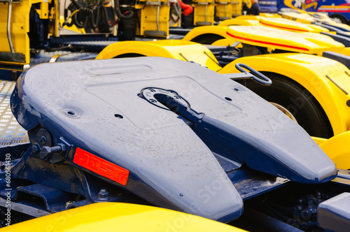 Articulating (rotating) hitch on the tractor unit of an articulated lorry