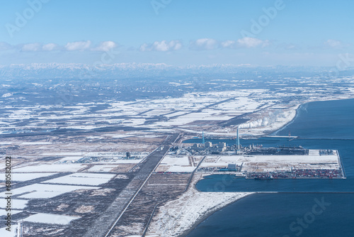 飛行機から見た雪に覆われた北海道 © tomoko