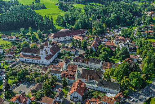 Steingaden im oberbayerischen Pfaffenwinkel von oben, Blick zur Ortsmitte und zum Welfenmünster