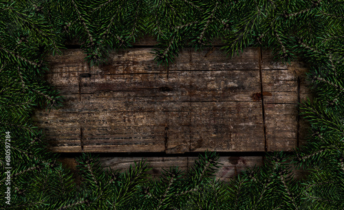 Rustikaler Weihnachtshintergrund aus Holz mit Tannenzweigen
