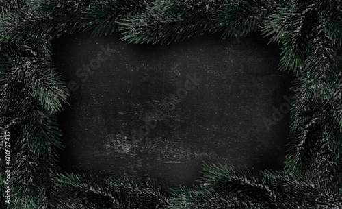 Rustikaler Weihnachtshintergrund aus Holz mit Tannenzweigen