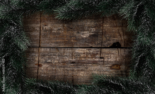 Rustikaler Weihnachtshintergrund aus Holz mit Tannenzweigen