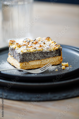 Mohnkuchen mit Butterstreusel und Puderzucker im Studio fotografiert