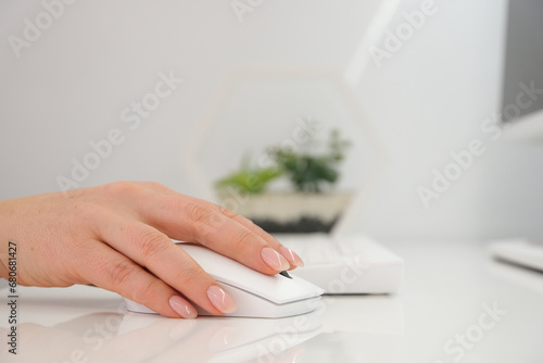 Fotografía Woman typist using white keyboard and mouse to type and use computer
