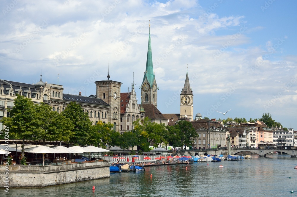 Casco histórico de Zurich junto al río Limago, Suiza