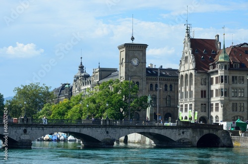 Casco histórico de Zurich junto al río Limago, Suiza