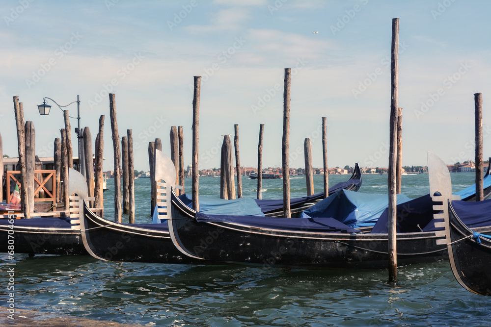 Venedig mit Gondeln im Hafen