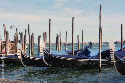 Venedig mit Gondeln im Hafen
