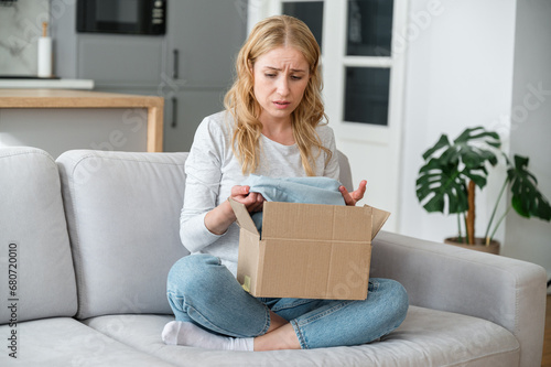 Εκτύπωση καμβά Upset woman client received defective goods in box