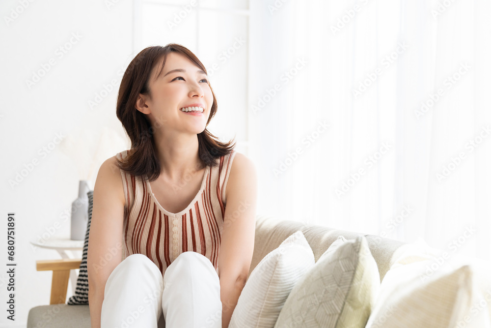 部屋でリラックスする若い女性 部屋でリラックスする若い女性