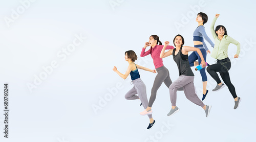 ジャンプするスポーツウェアを着た女性グループ