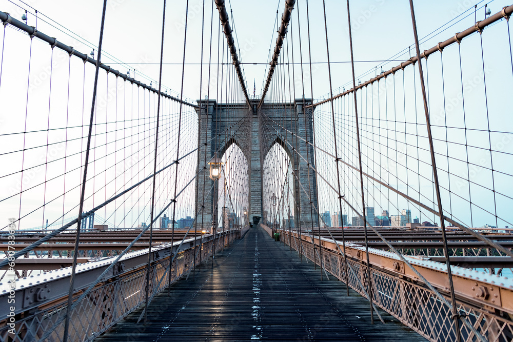 Obraz premium bridge spanning the East River between the boroughs of Manhattan and Brooklyn. brooklyn bridge of new york city. brooklyn bridge in new york. Urban design