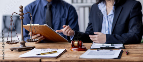 Foto female lawyers working at the law firms