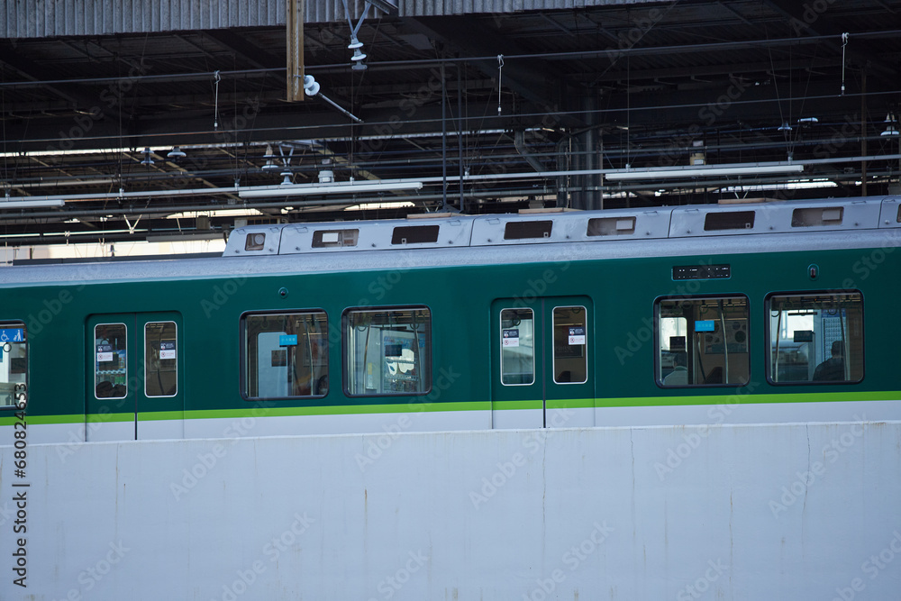 Fototapeta premium 大阪市の守口駅の電車と駅の様子