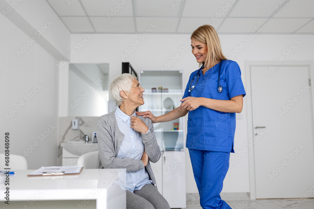 Φωτογραφία Healthcare and medical concept - doctor with patient in hospital