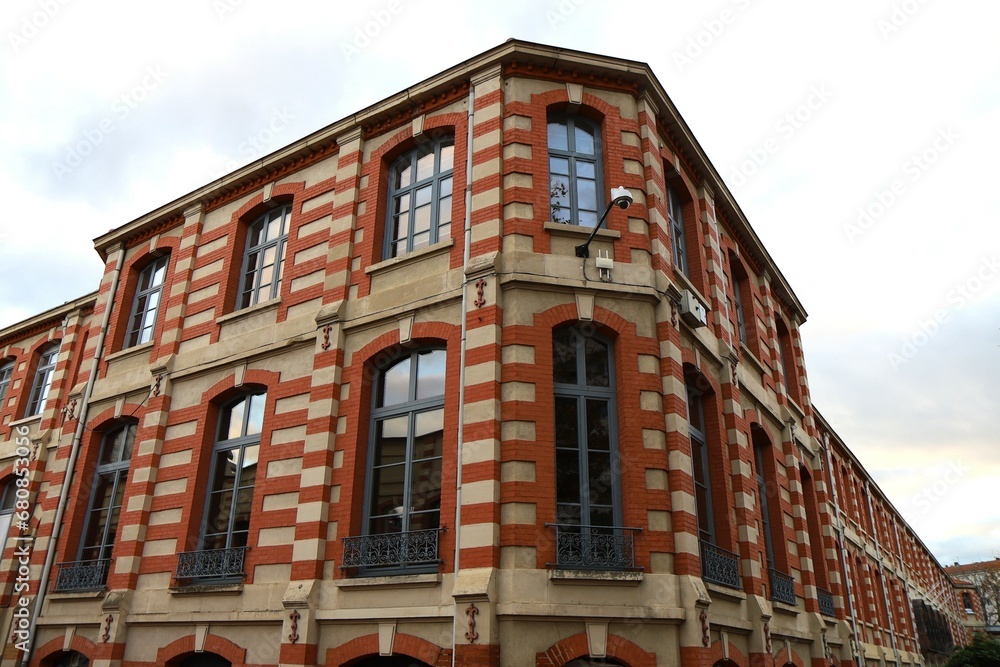 Ancienne usine, ancien bâtiment industriel, vue de l'extérieur, ville de Saint Etienne, département de la Loire, France