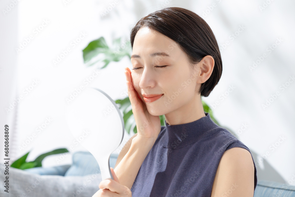 スキンケアをするミドル女性