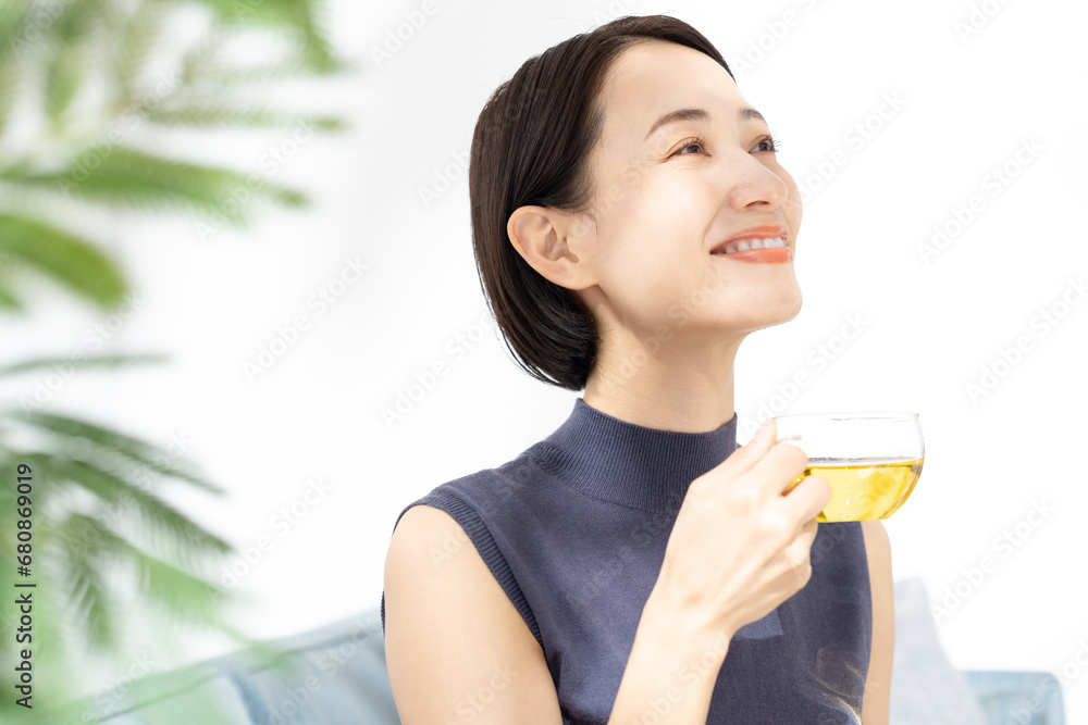 ハーブティーを飲む女性 ハーブティーを飲む女性