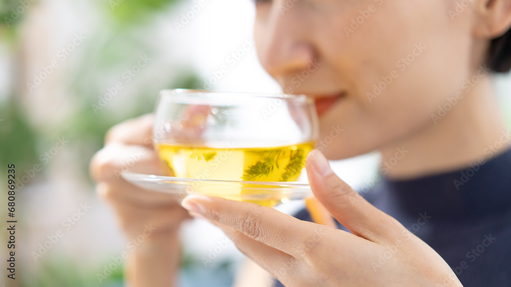 ハーブティーを飲む女性 ハーブティーを飲む女性