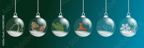 6 boules de Noël transparentes avec à l’intérieur des petits objet décoratifs : sapin, pomme de pin, branche, cerf, neige, étoile, snowflake sur un fond dégradé du vert au bleu, 
