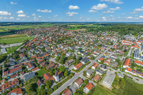 Die Gemeinde Gilching im oberbayerischen Landkreis Starnberg von oben