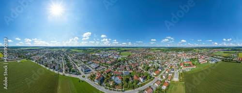 Die Gemeinde Gilching im oberbayerischen Landkreis Starnberg von oben, 360 Grad Rundblick über den Ort