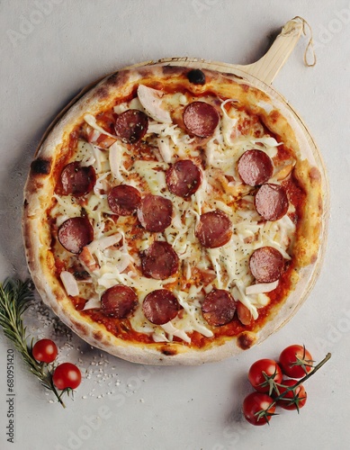 Smakowita pizza, zdjęcie z góry, pizza salami, włoska pizza