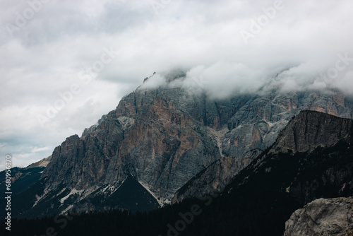 Cuadro en lienzo “In a country where peace prevails in every corner, everything looks prettier, c