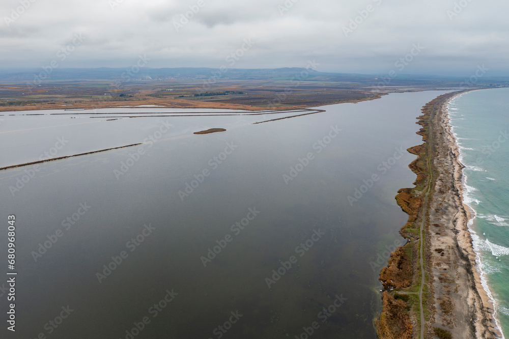 Φωτογραφία Aerial view of an incredibly long strip of land near Pomorie, Bulgaria