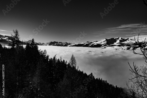 mer de nuages au dessus de la vallée