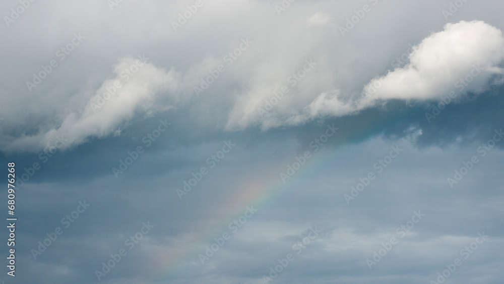 Arco iris entre nubes de tormenta Arco iris entre nubes de tormenta