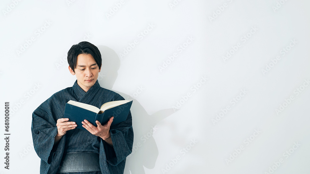 和服で本を読む男性 和服で本を読む男性