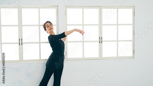 バレエの練習をする女性 バレエスタジオ バレリーナ
