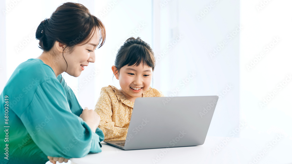 部屋でパソコンを使う女の子　プログラミング教室