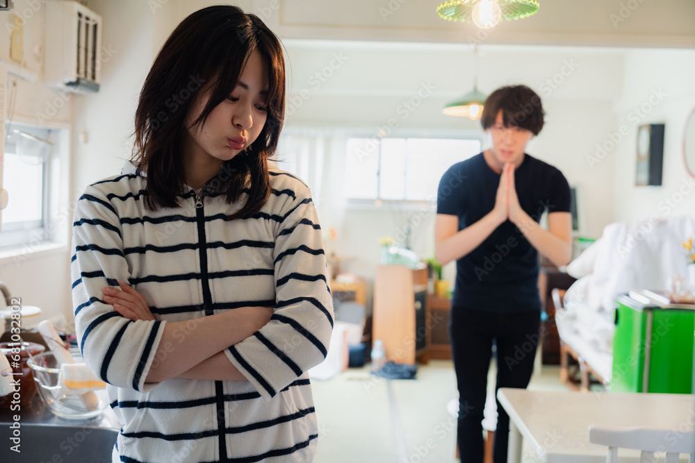 妻に謝罪する夫 妻に謝罪する夫