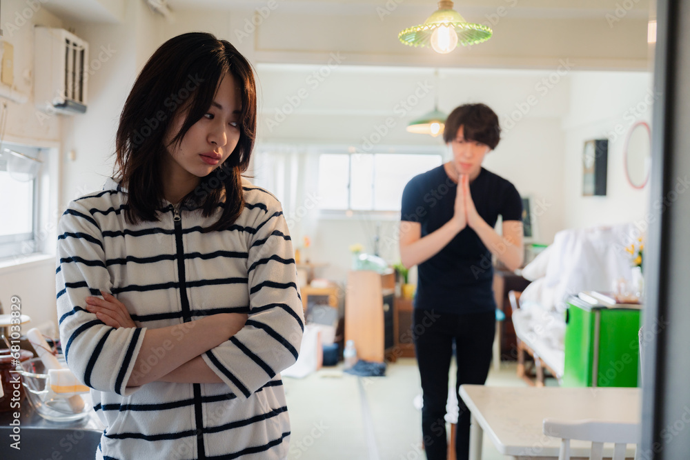 妻に謝罪する夫 妻に謝罪する夫
