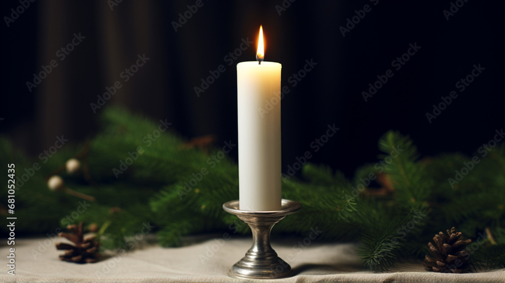Bougie allumée sur fond sombre, noir avec des branches de sapin. Halo de lumière, flammes. Ambiance sombre, chaleureuse. Arrière-plan pour conception et création graphique. Bougie allumée sur fond sombre, noir avec des branches de sapin. Halo de lumière, flammes. Ambiance sombre, chaleureuse. Arrière-plan pour conception et création graphique.