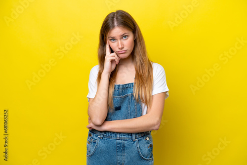 Young caucasian woman isolated on yellow background thinking an idea
