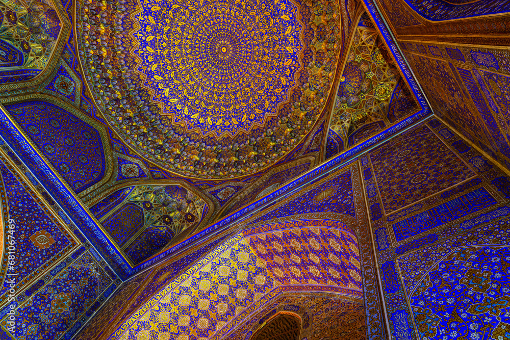 Φωτογραφία Ornament of the dome and interior of the Registan mosque in Samarkand, Uzbekistan